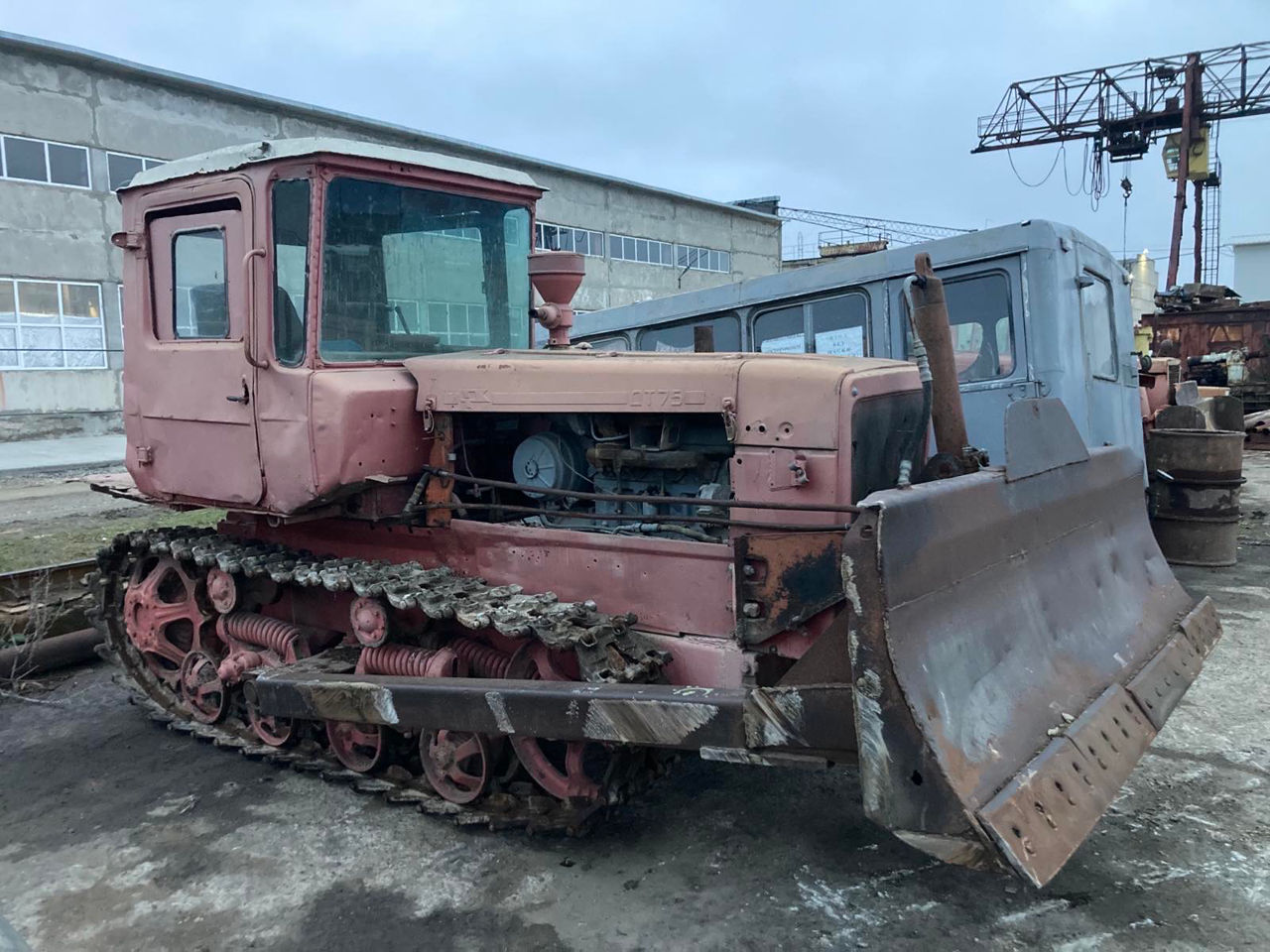 Гусеничный трактор ДТ-75