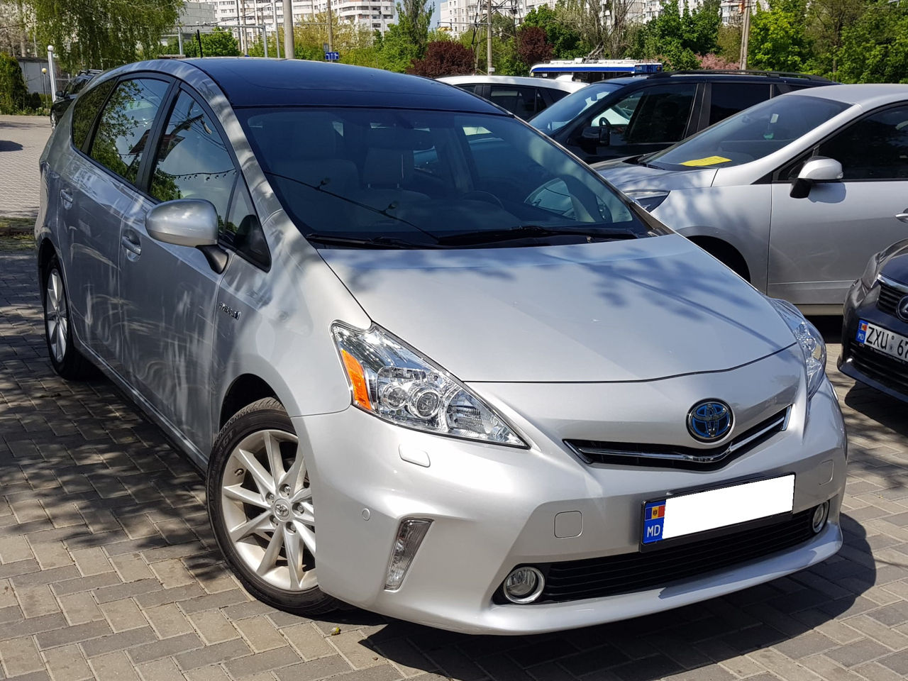 Toyota Prius v foto 0