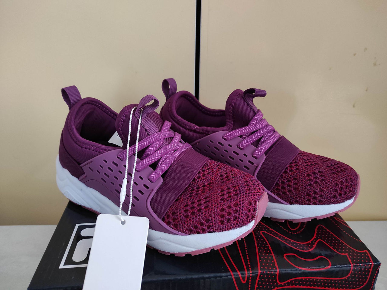 Легкие фирменные кроссовки 30р Fila