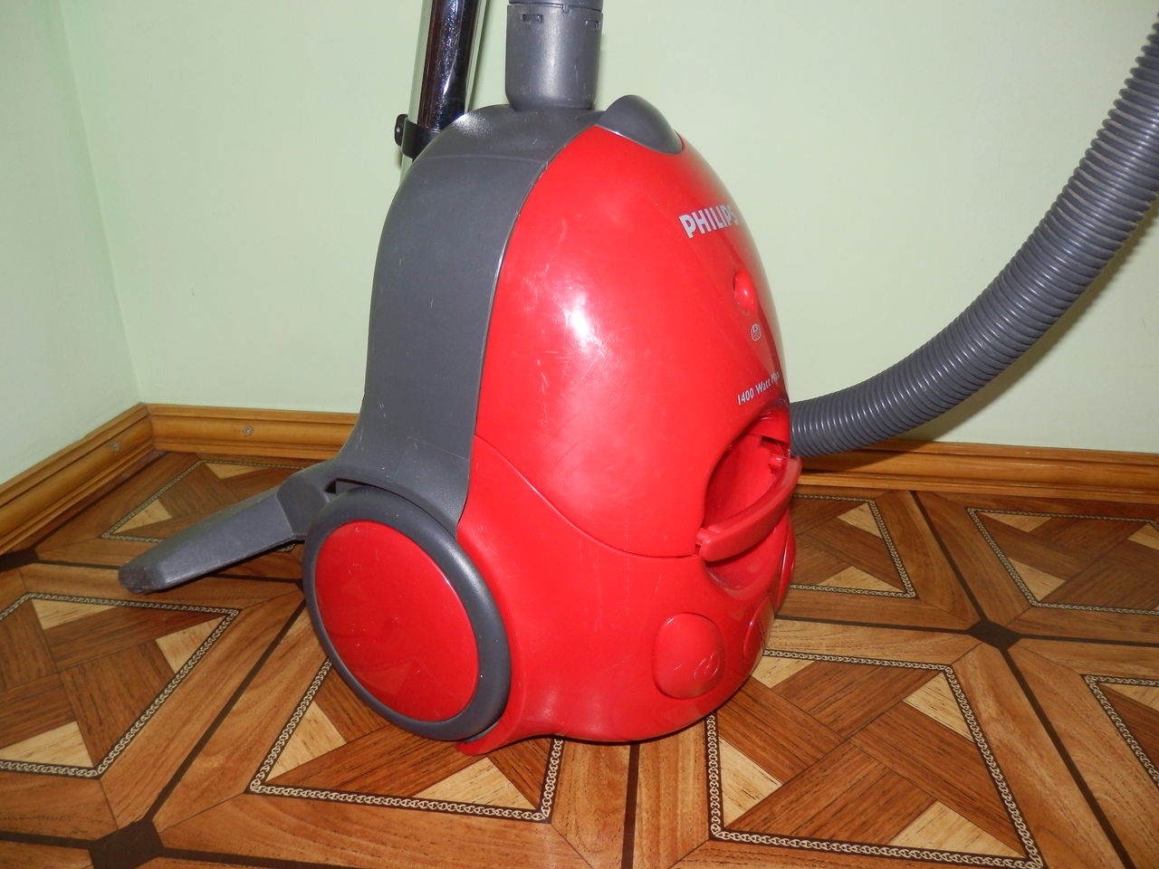 Пылесос Philips 1400W.