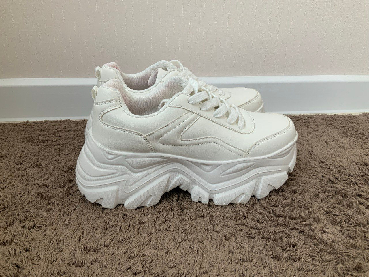 Adidași albi pe platformă înaltă foto 0