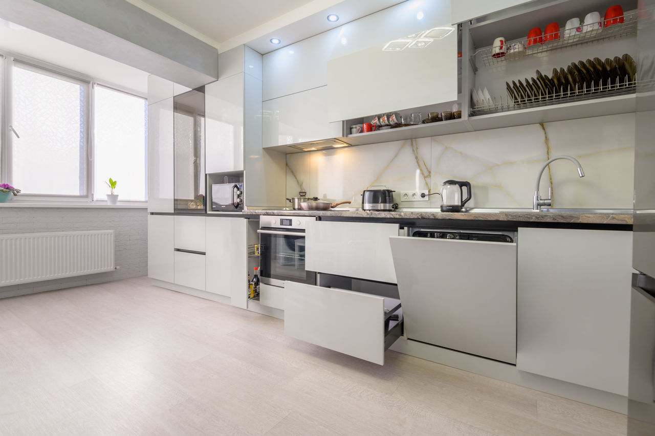 Bucătărie modernă alb lucioasă marca Rimobel foto 11