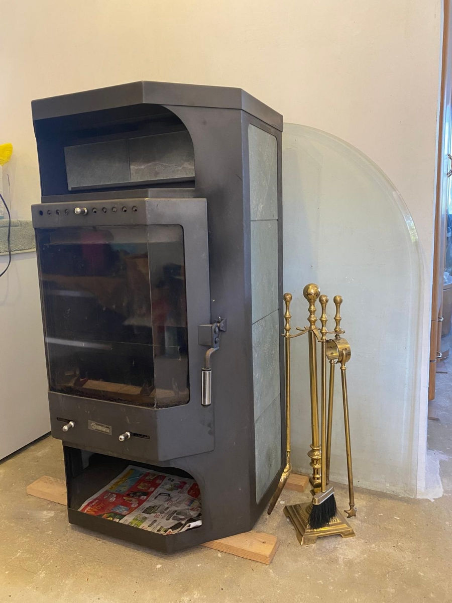 Камин на дровах