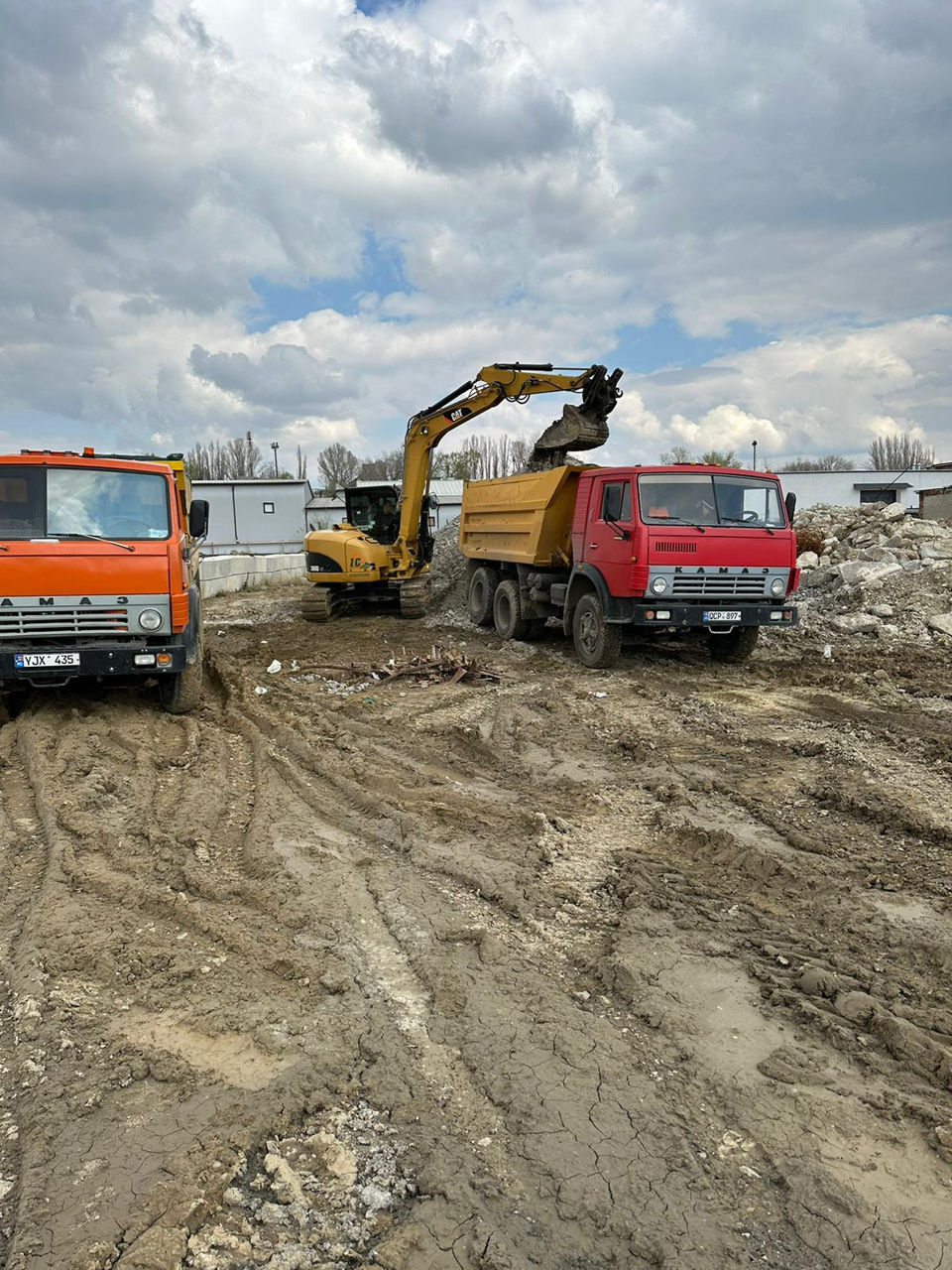 Lucrări de excavare,  terasament, compactare, incarcare, transportarea pamantului. foto 0