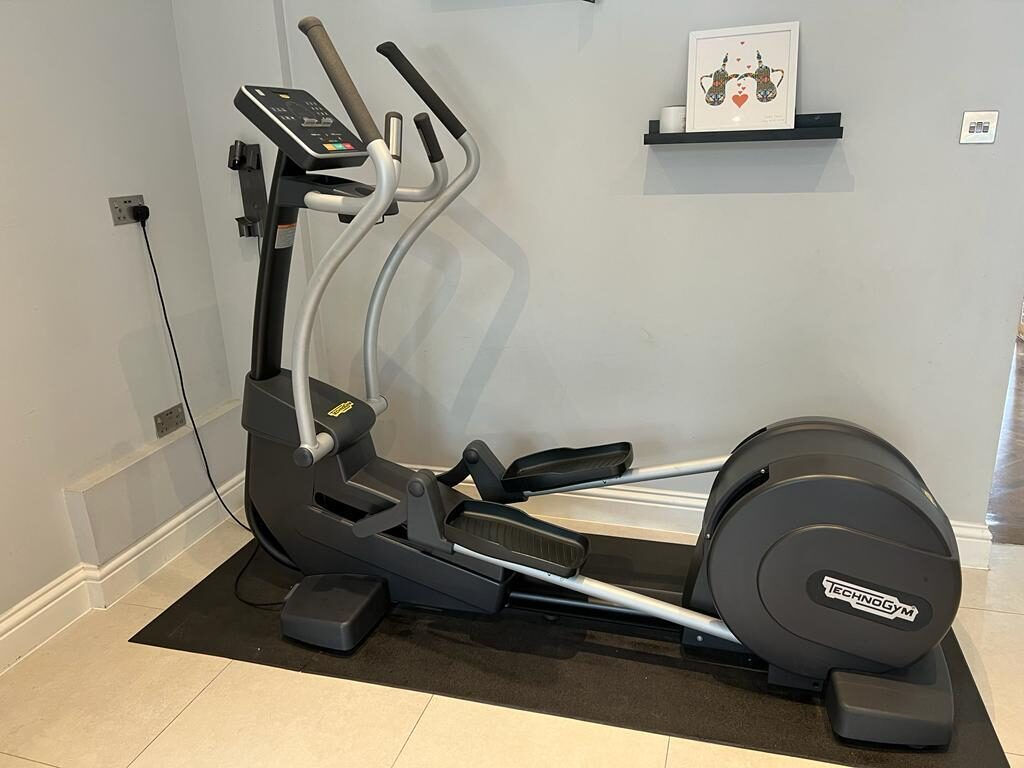 Эллиптический тренажер Technogym foto 0