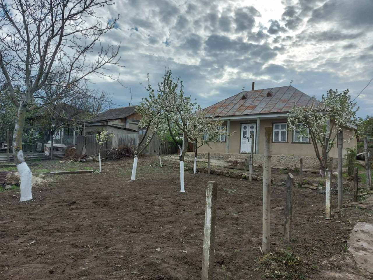 Vind casa  , 40 km de la Iasi Romania si 30 de la Ungheni foto 1