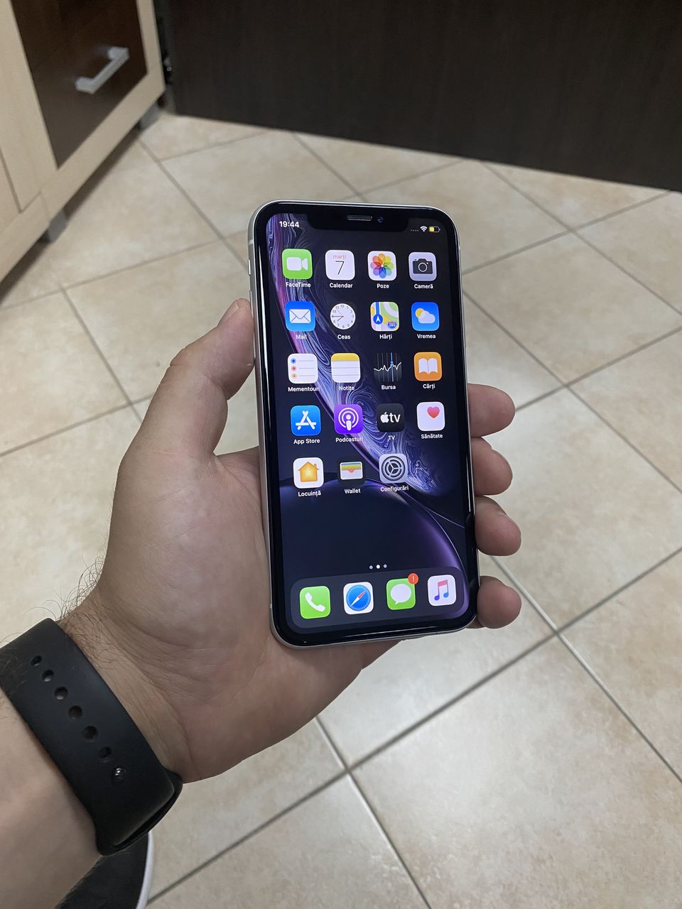 iPhone XR White 128 GB au