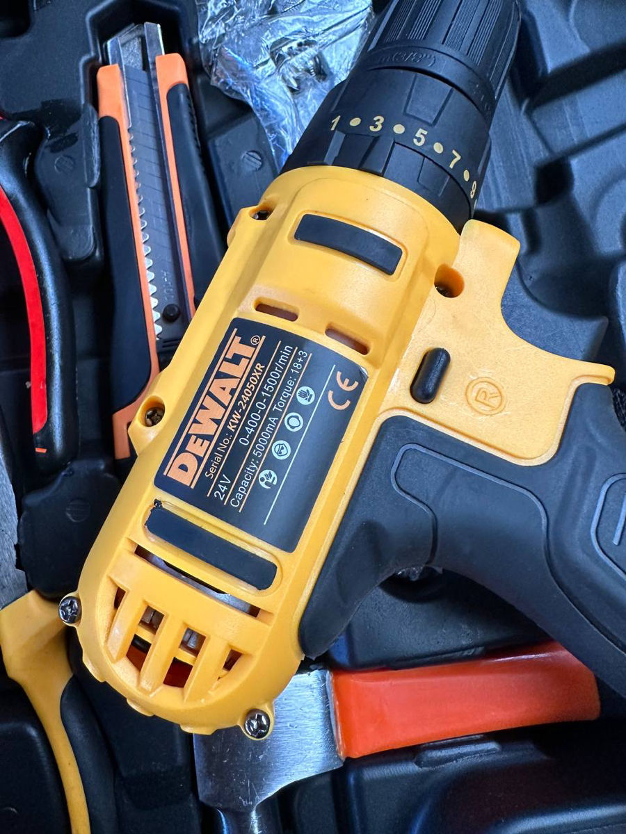 Ударный шуруповёрт DeWalt DCD771 с набором инструментов в комплекте foto 1