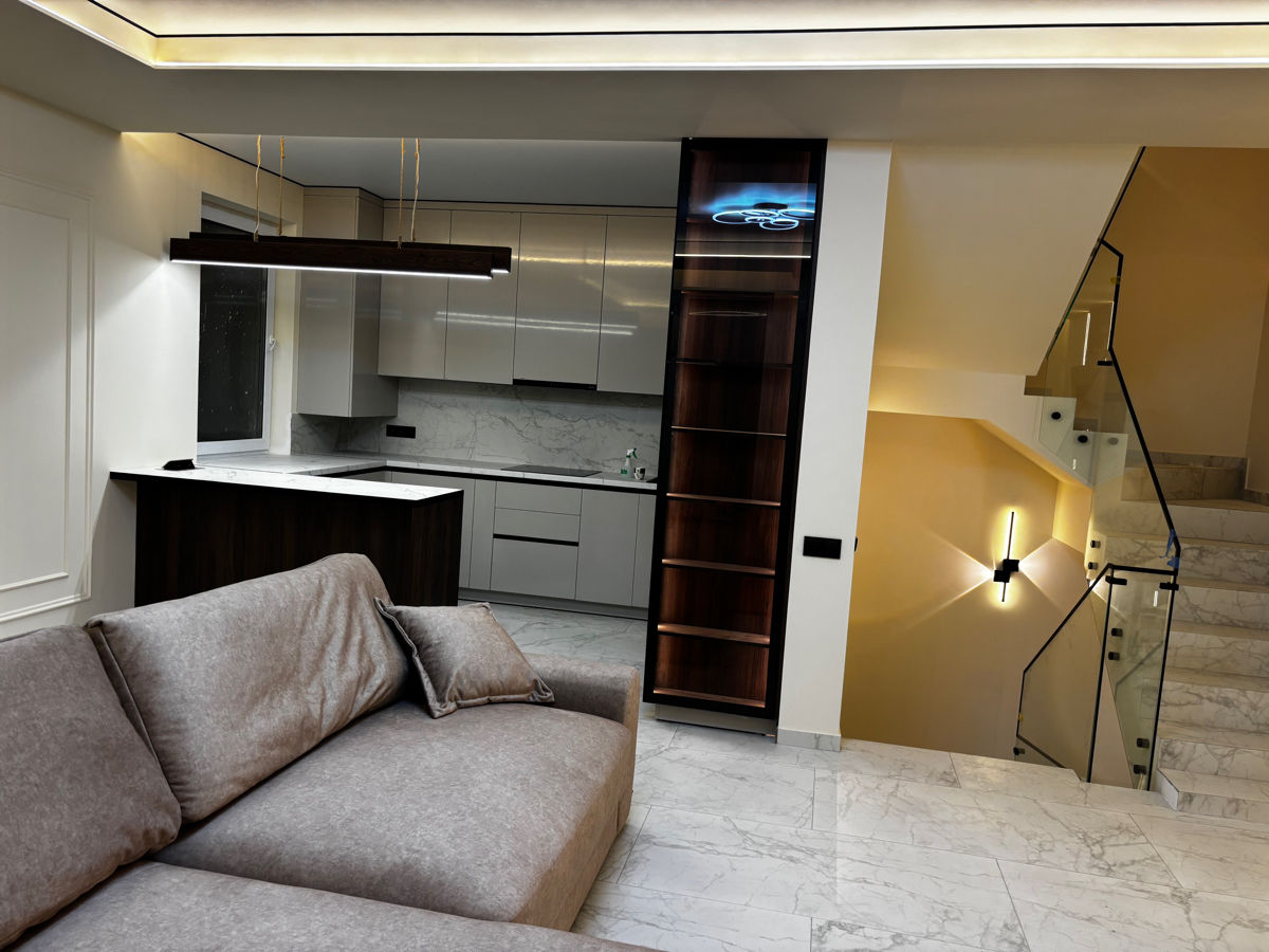 Townhouse premial gata de mutare 1650 eur/mp prima linie Dimo