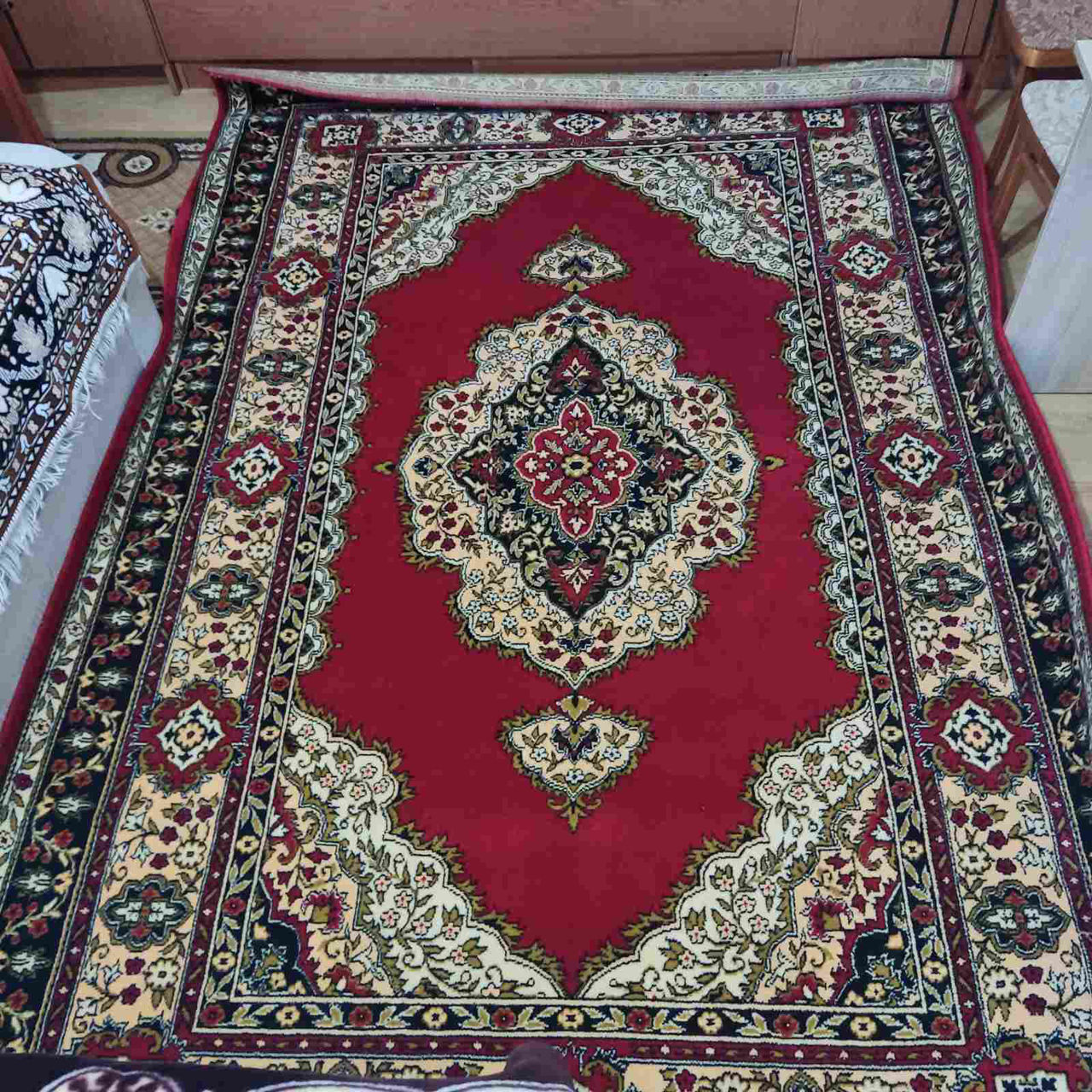Новый красивый ковёр (2.00 х 3.00).