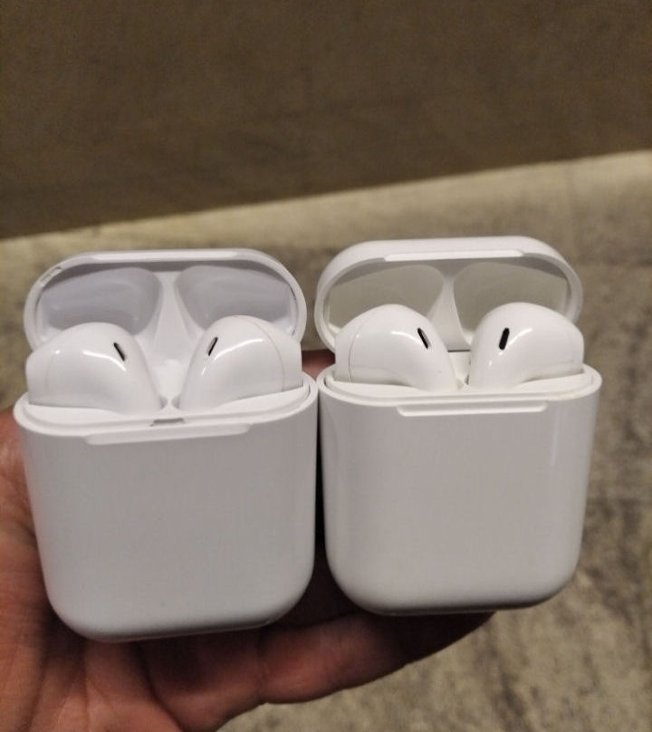 Две пары беспроводных наушников Earpods (копия), обе за 150 лей ...