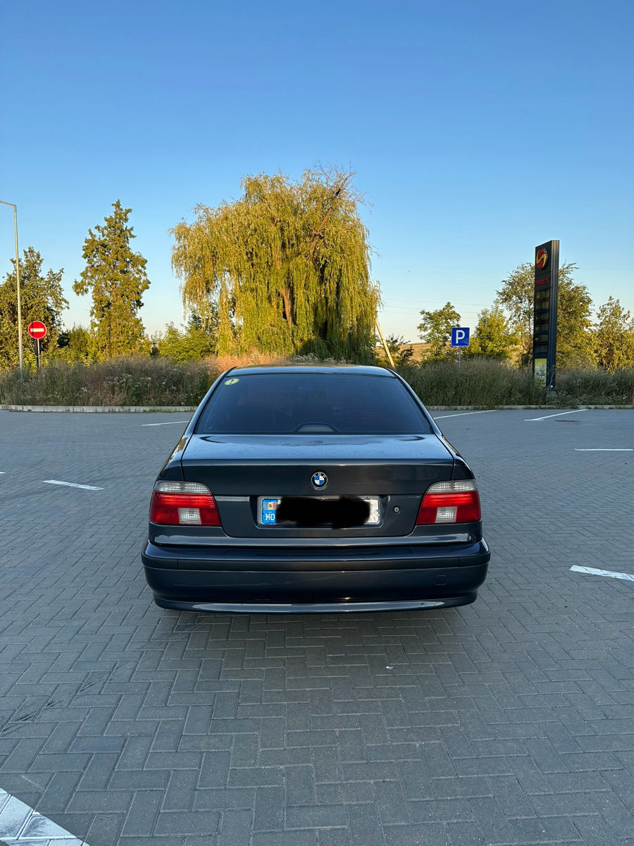 BMW 5 Series foto 3