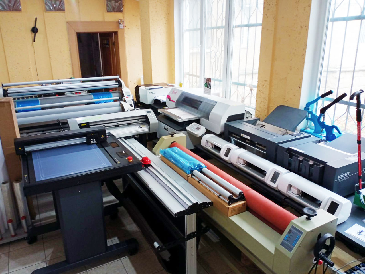 Рулонный широкоформатный ламинатор  laminator ламинирование плнкой ламинация oracal фото 6