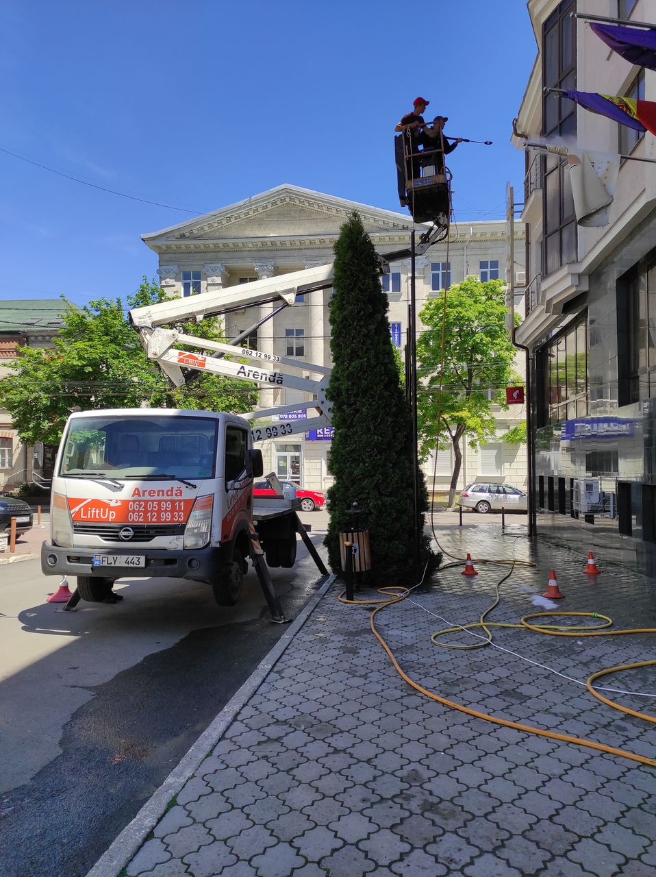 Spălam fatadele cladirilor, ferestre, litere in volum, la orice inaltime! foto 8