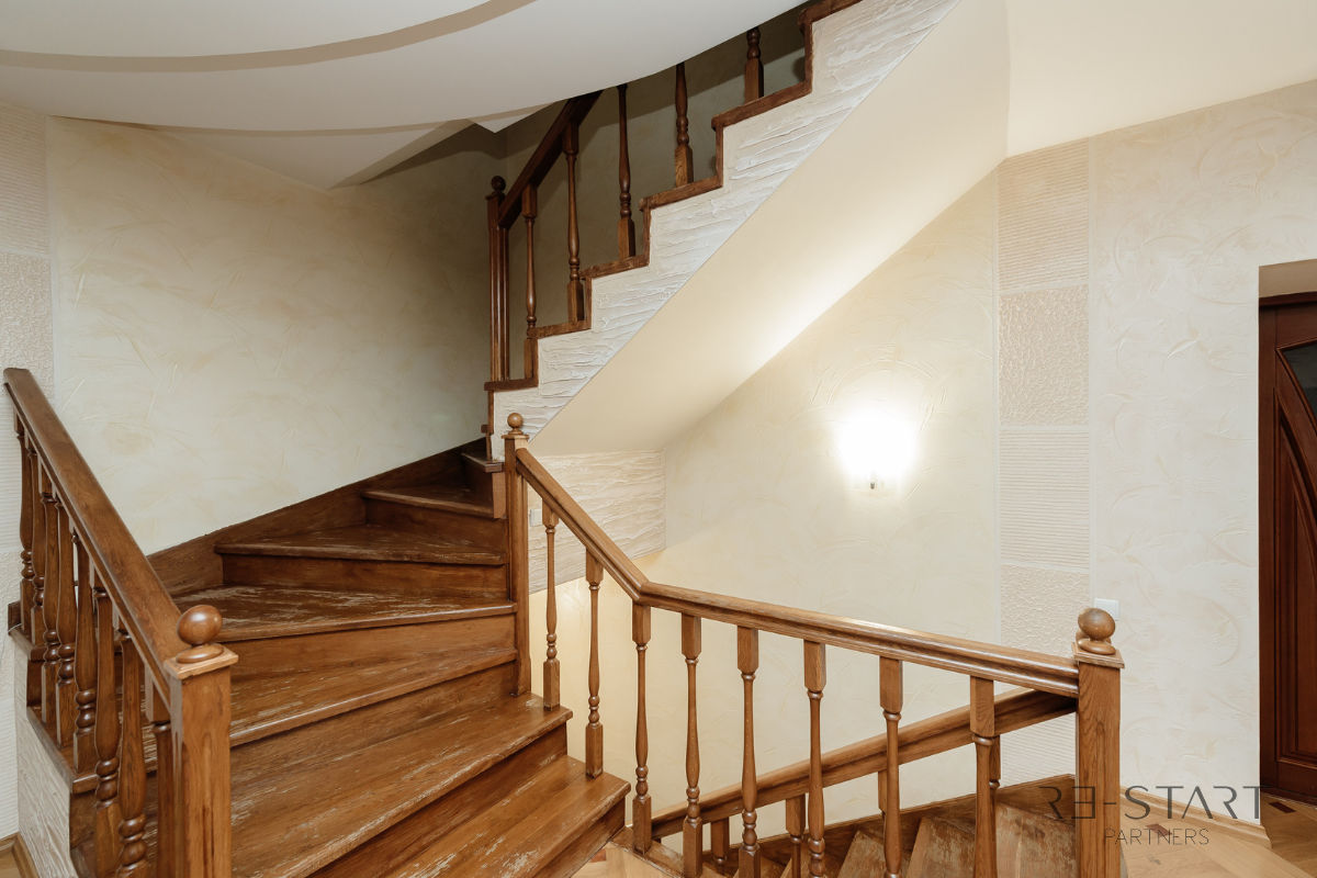 Spre vânzare: casă în stil clasic, cu design exclusiv și două intrări ...