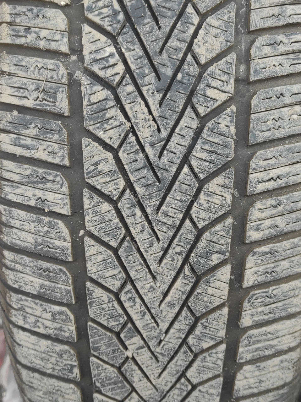 2 зимние шины R16 235/60 Semperito