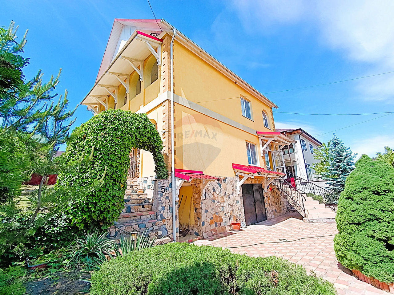 Refugiu Exclusivist în Codru – Casă cu 3 Dormitoare + Living, 195 m², 6 Ari, Gata de Locuit! фото 1
