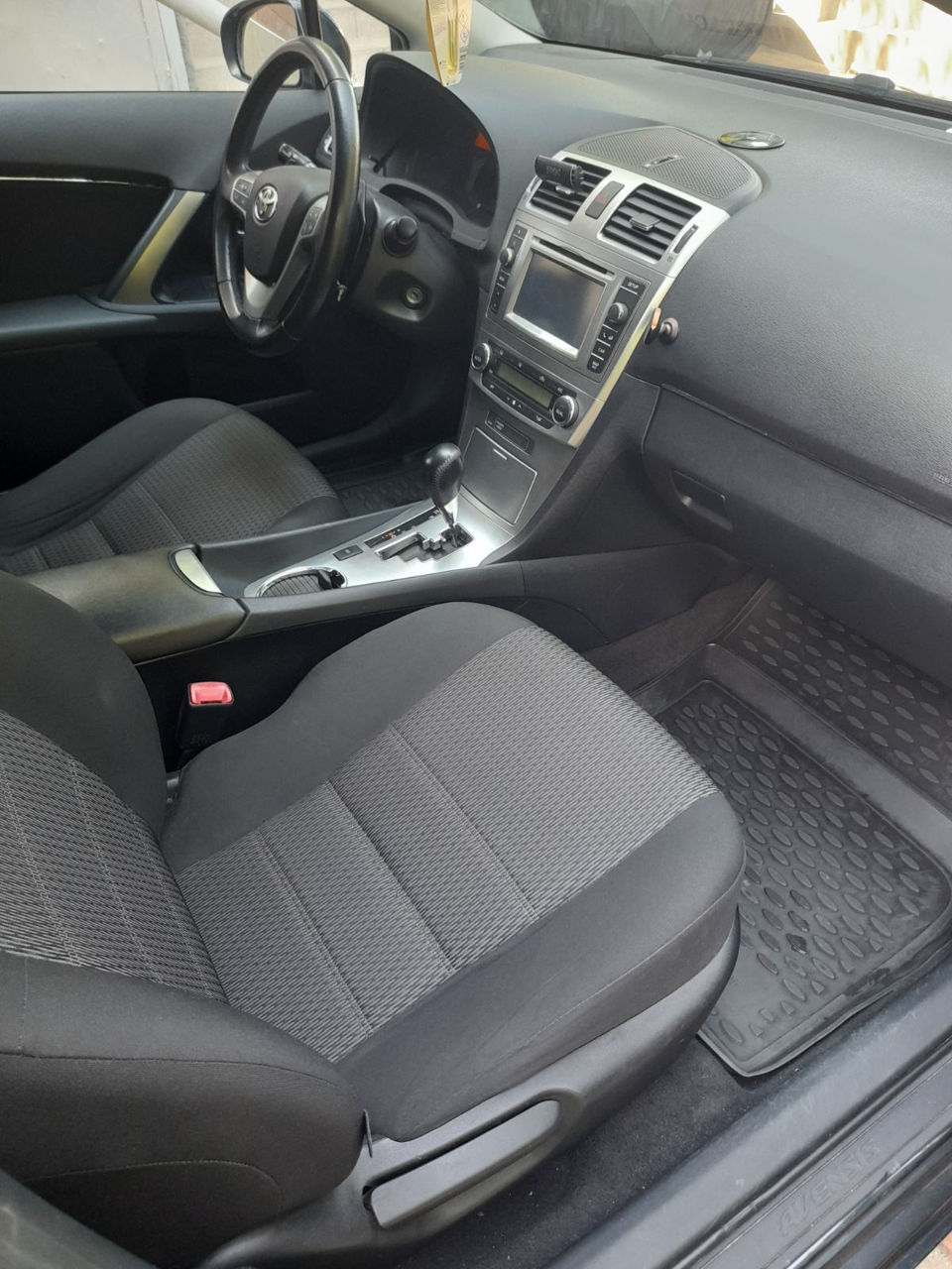 Toyota Avensis фото 8