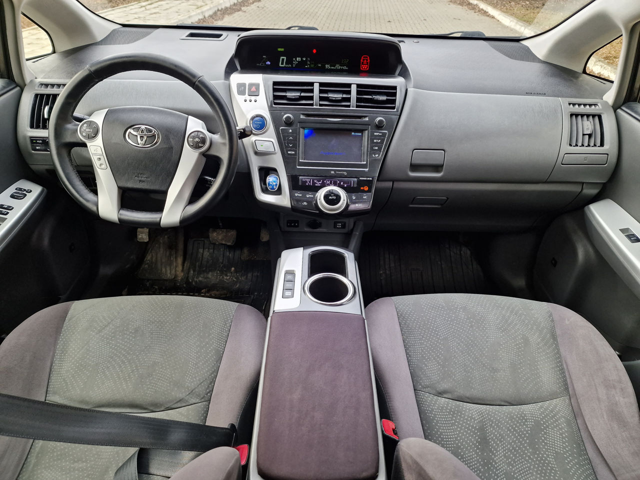 Toyota Prius + фото 7