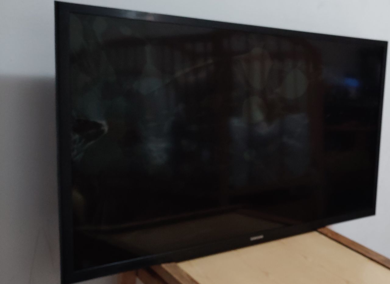 se vinde tv samsung ue32n5300au la piese ecranul stricat