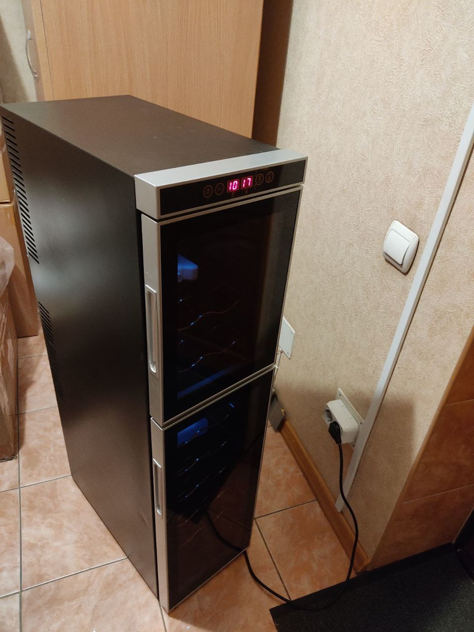 Винный шкафчик, в отличном состоянии, дёшево! И подставка для бутылок!