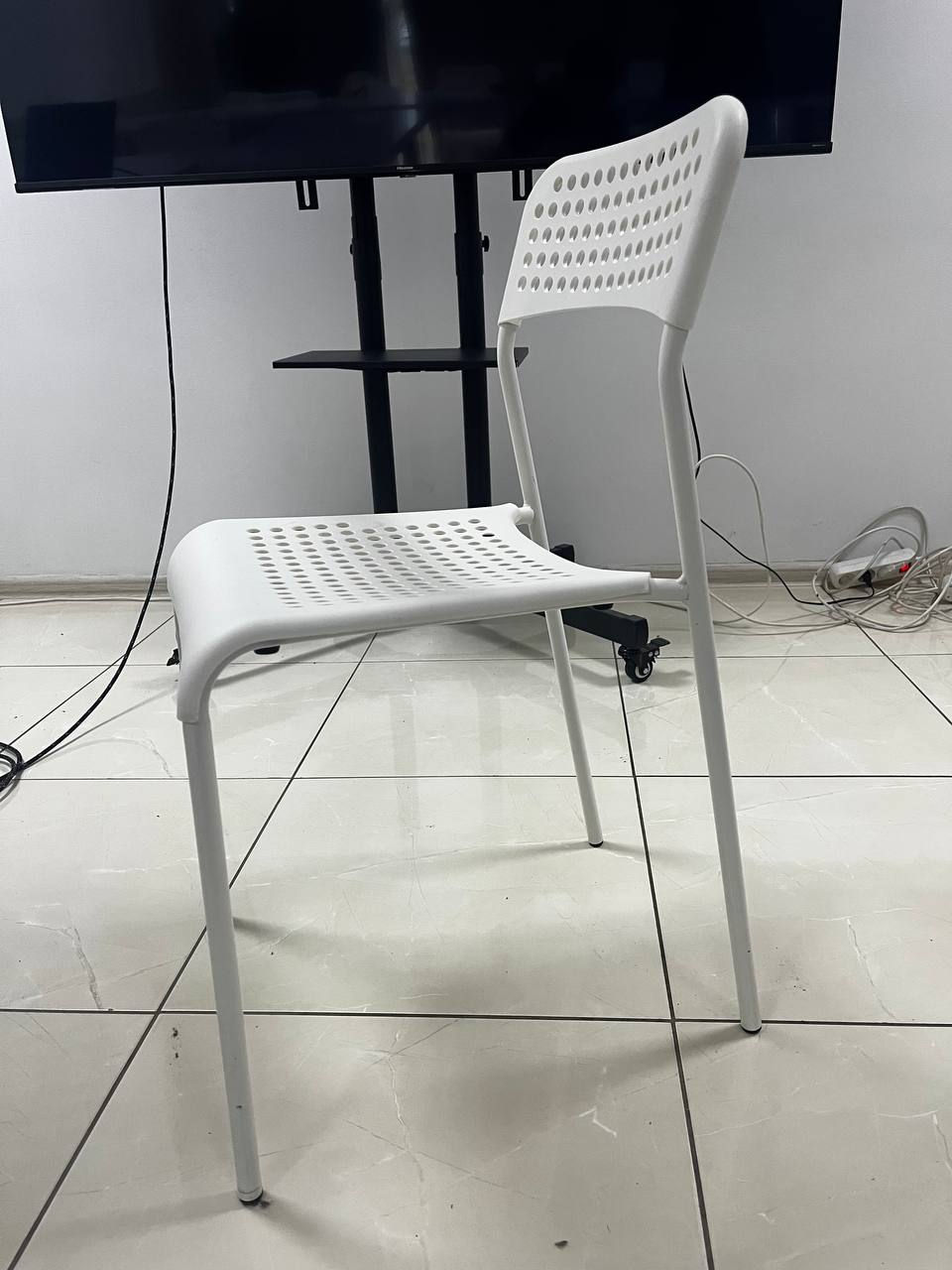 Scaune moderne, albe – perfecte pentru casă sau birou! foto 2
