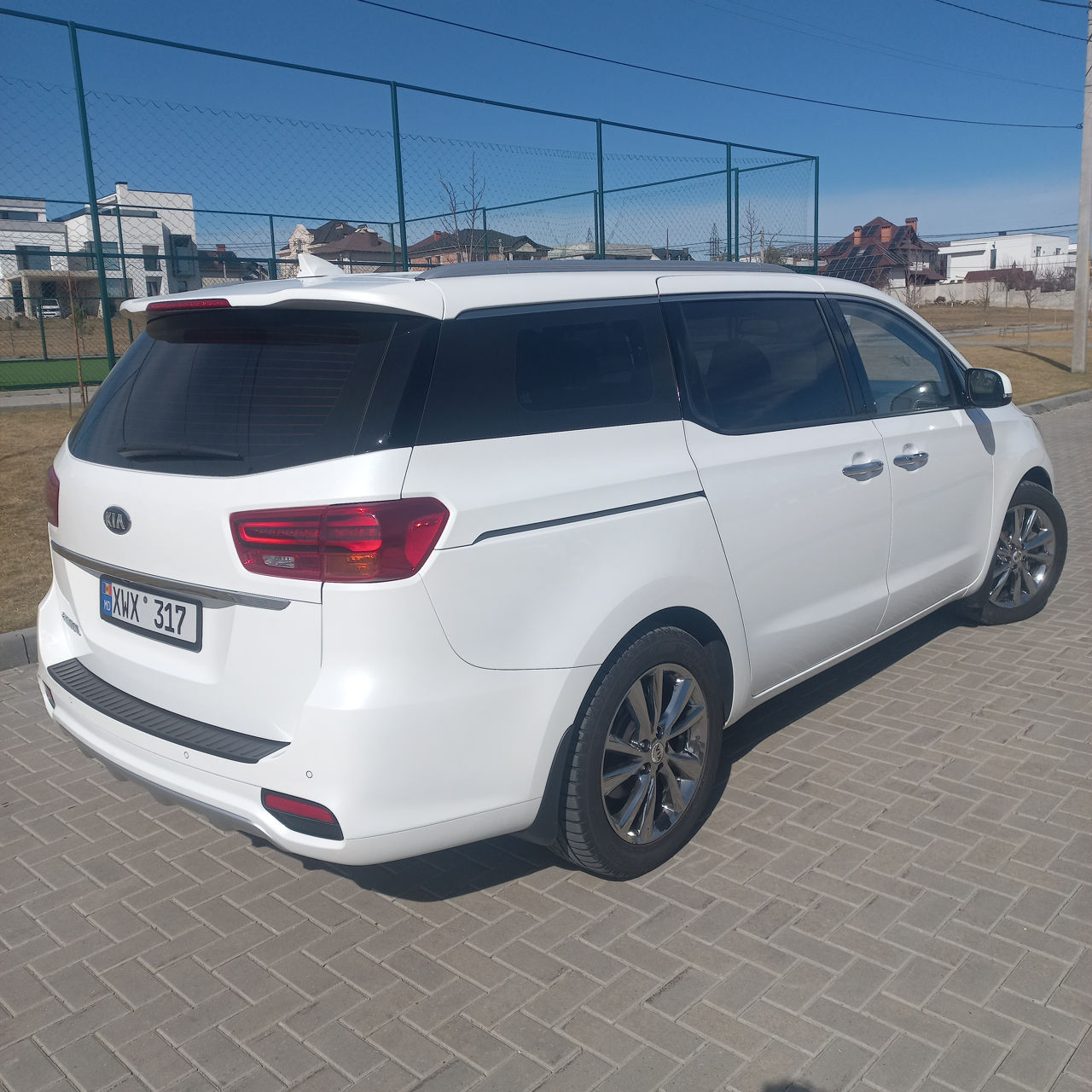KIA Carnival фото 1