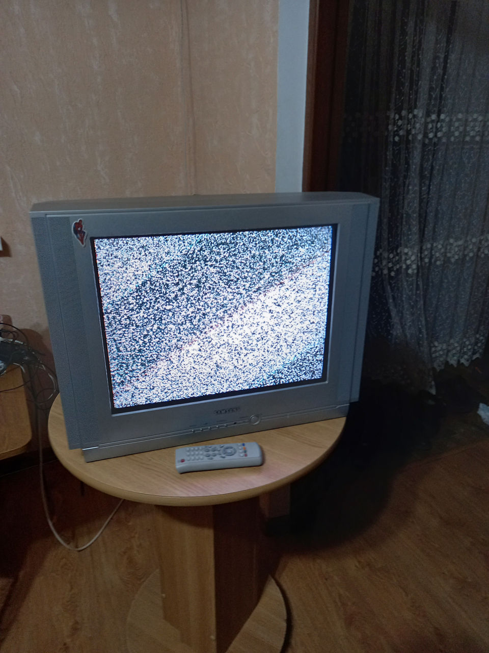 Vand televizor cu tub 21 inch complet functional.