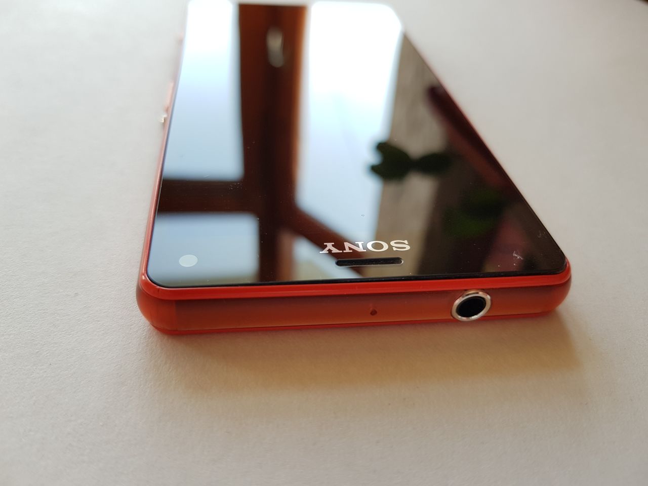 Продам смартфон Sony Xperia Z3 Compact (D5833) + Док станция в подарок