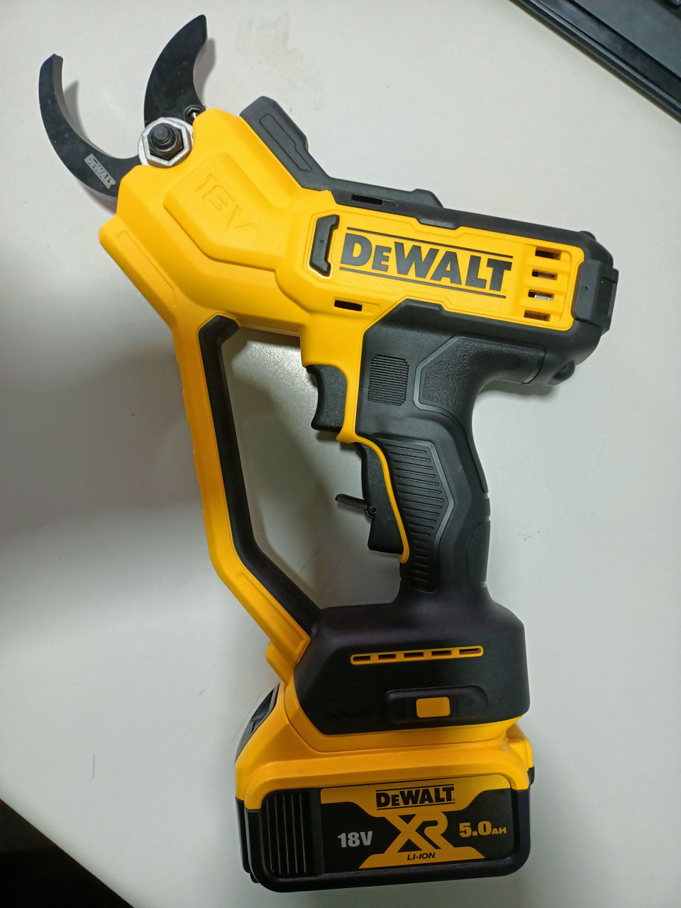 Электро секатор DEWALT.