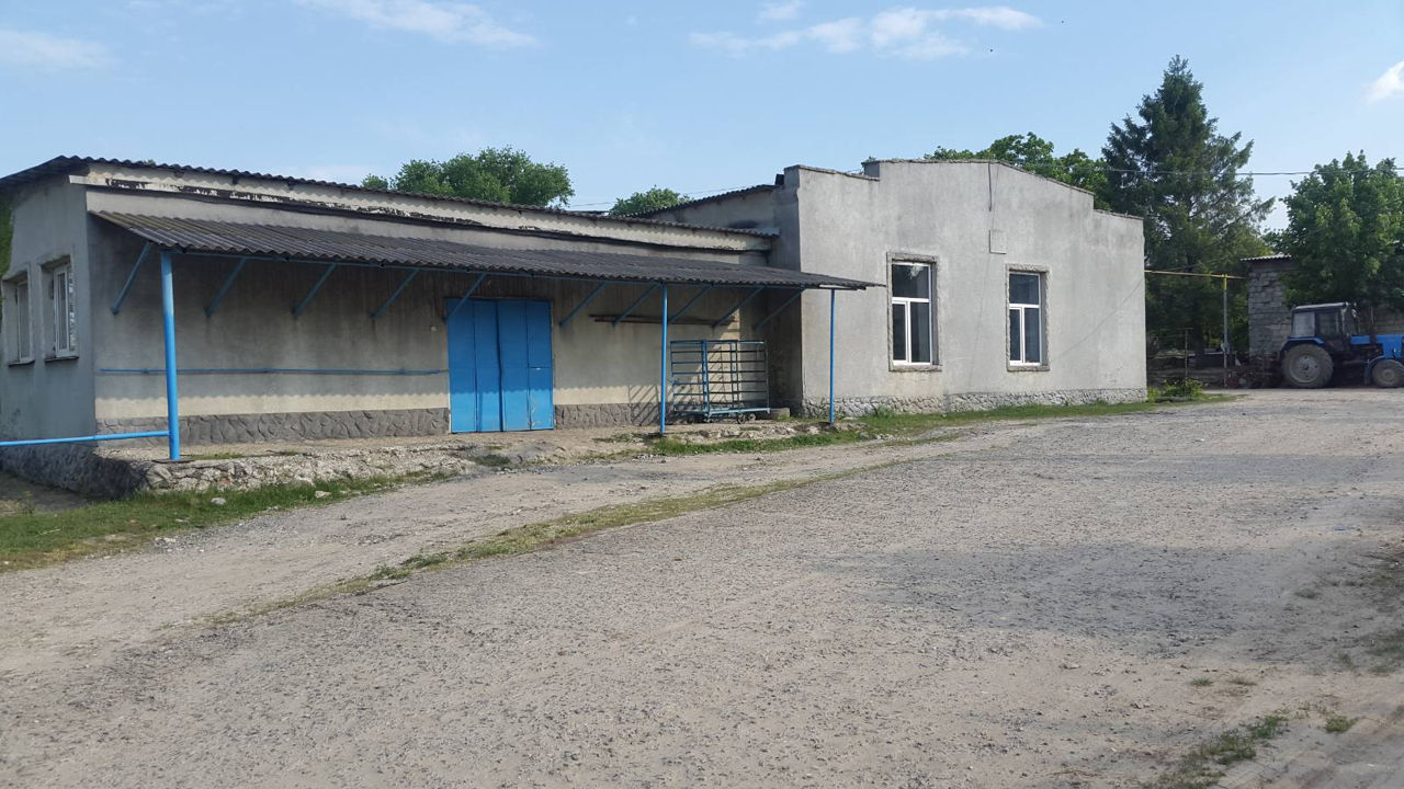 Под производство 1000 м2 на 62 сотках центре с. Бравича , р-н Калараш , 50 км от г. Кишинева фото 0