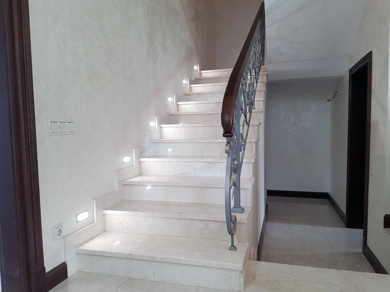 Pervazuri din marmura, granit si travertin. foto 15