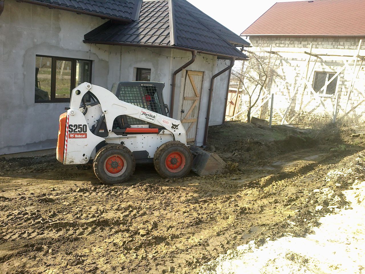 Lucrari cu  minitractor Bobcat foto 0
