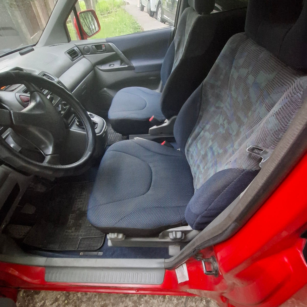 Mitsubishi Space Runner foto 8