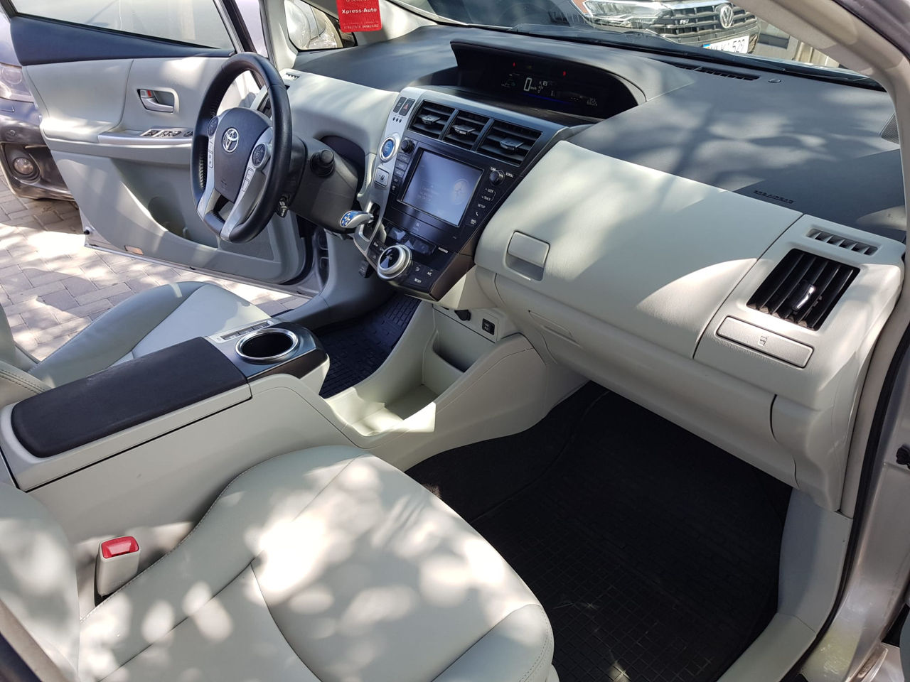 Toyota Prius v foto 15