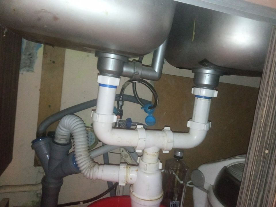 нормальная мойка двойная б/у- из нержавейки с сантехникой соединений до ...