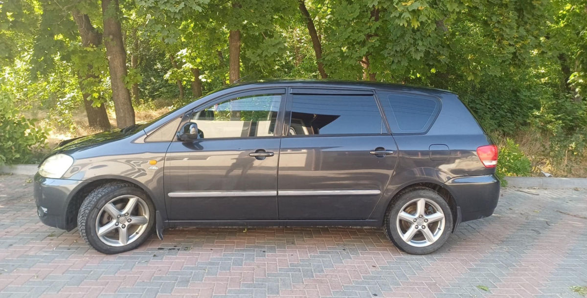 Toyota Avensis Verso foto 1