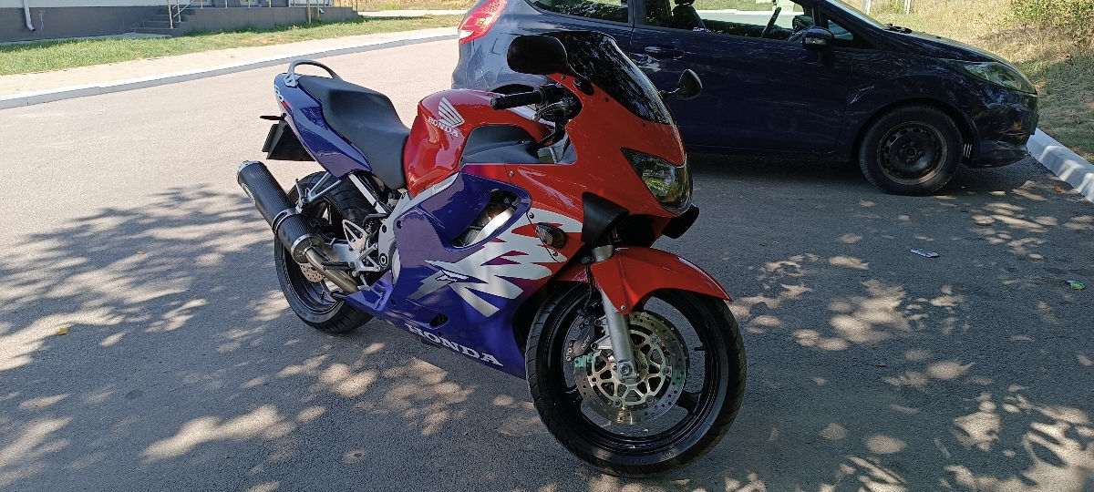 Honda CBR-600 F4 foto 3