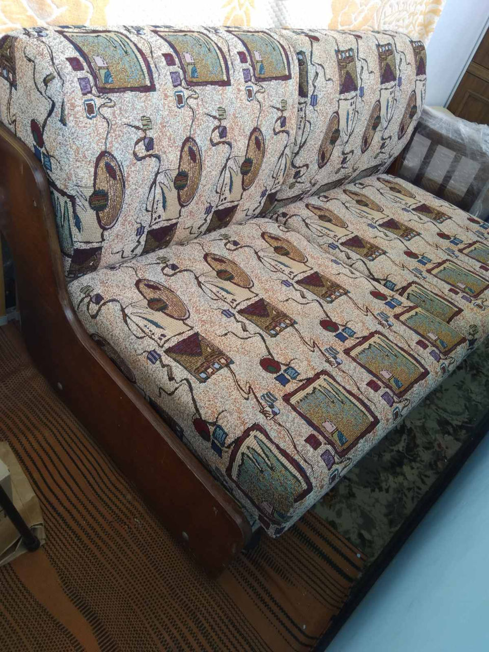 Диван малогабаритный, раскладной, деревянный