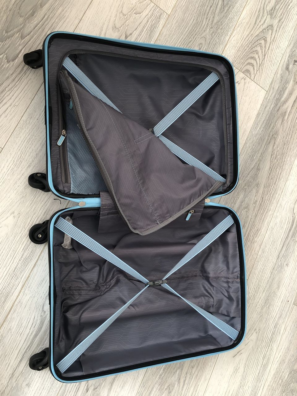 Продам чемодан - American Tourister
