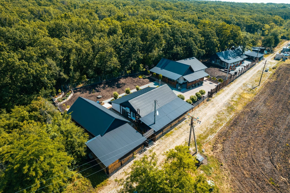 Se vinde Agro Pensiune situată în inima Codrilor la distanţa de 15km de Chişinău formată din 3 case.