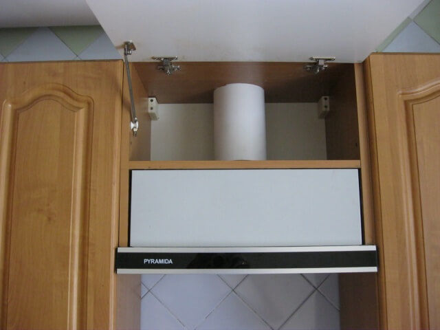 установка вытяжки на кухне в шкаф