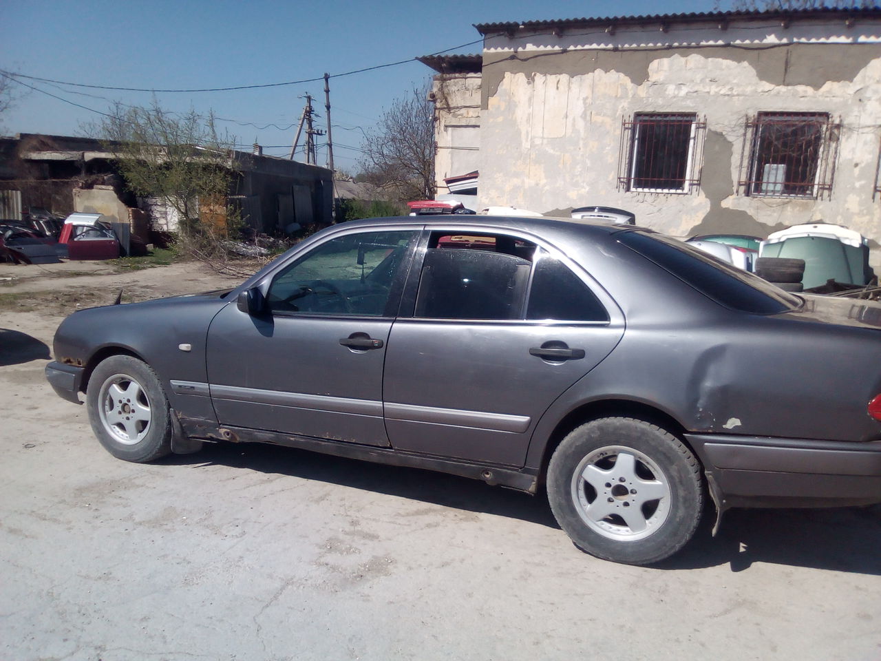Мерс е 210