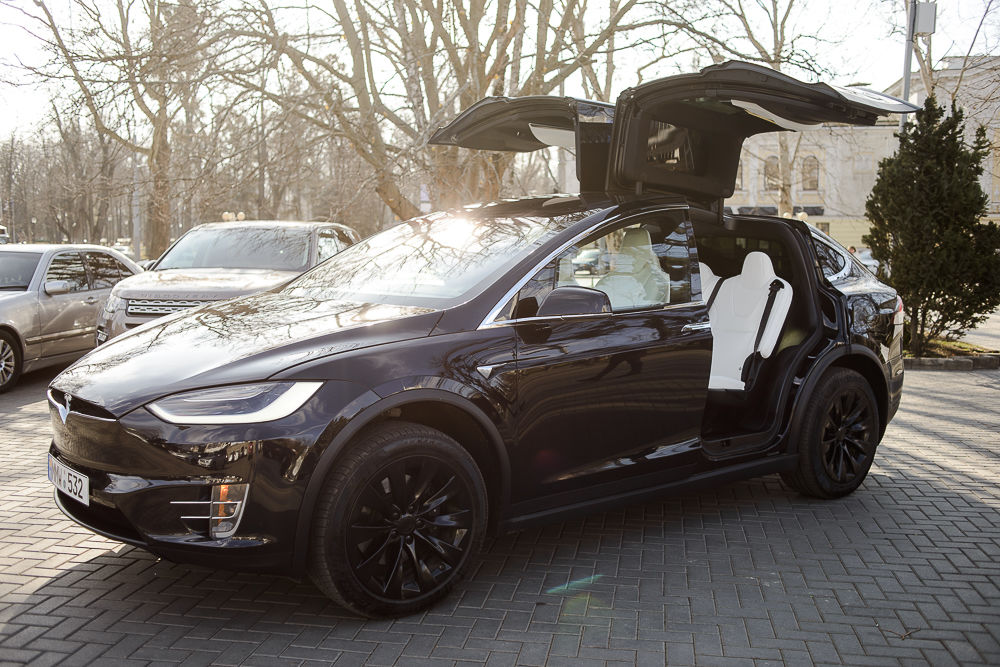 Tesla model x двери