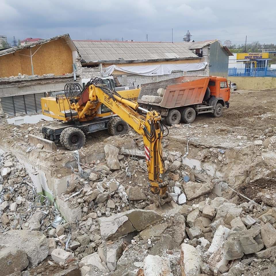 Demolari mecanizate , excavatoare pentru demolari,demontaj , demolarea betonului , gidromolot . foto 1
