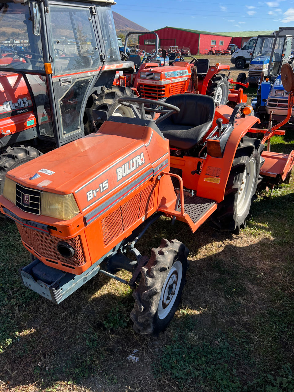 Se vinde mini Tractor Kubota B1-15 cu freza de sol