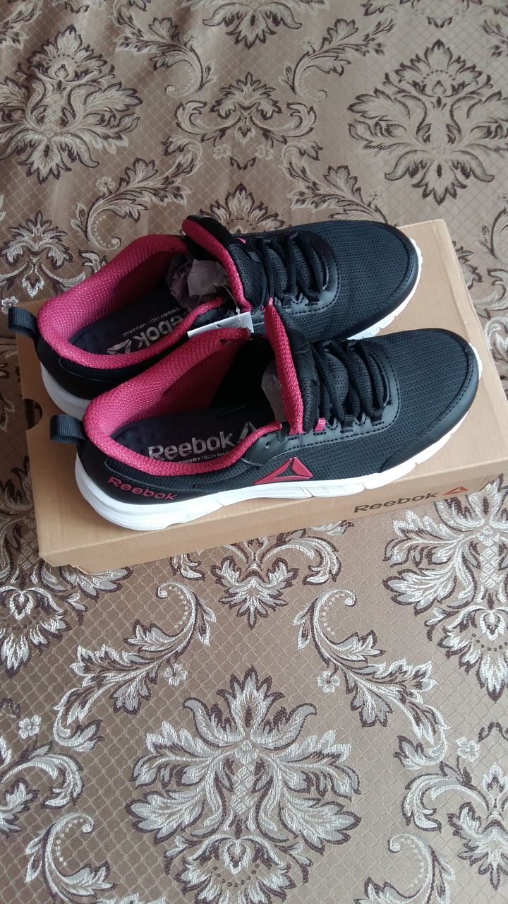 Продам новые кроссовки реебок, размер 39, 25,5 см. стельки.