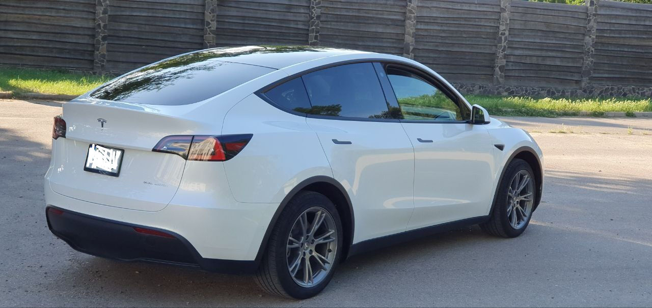 Tesla Model Y foto 3