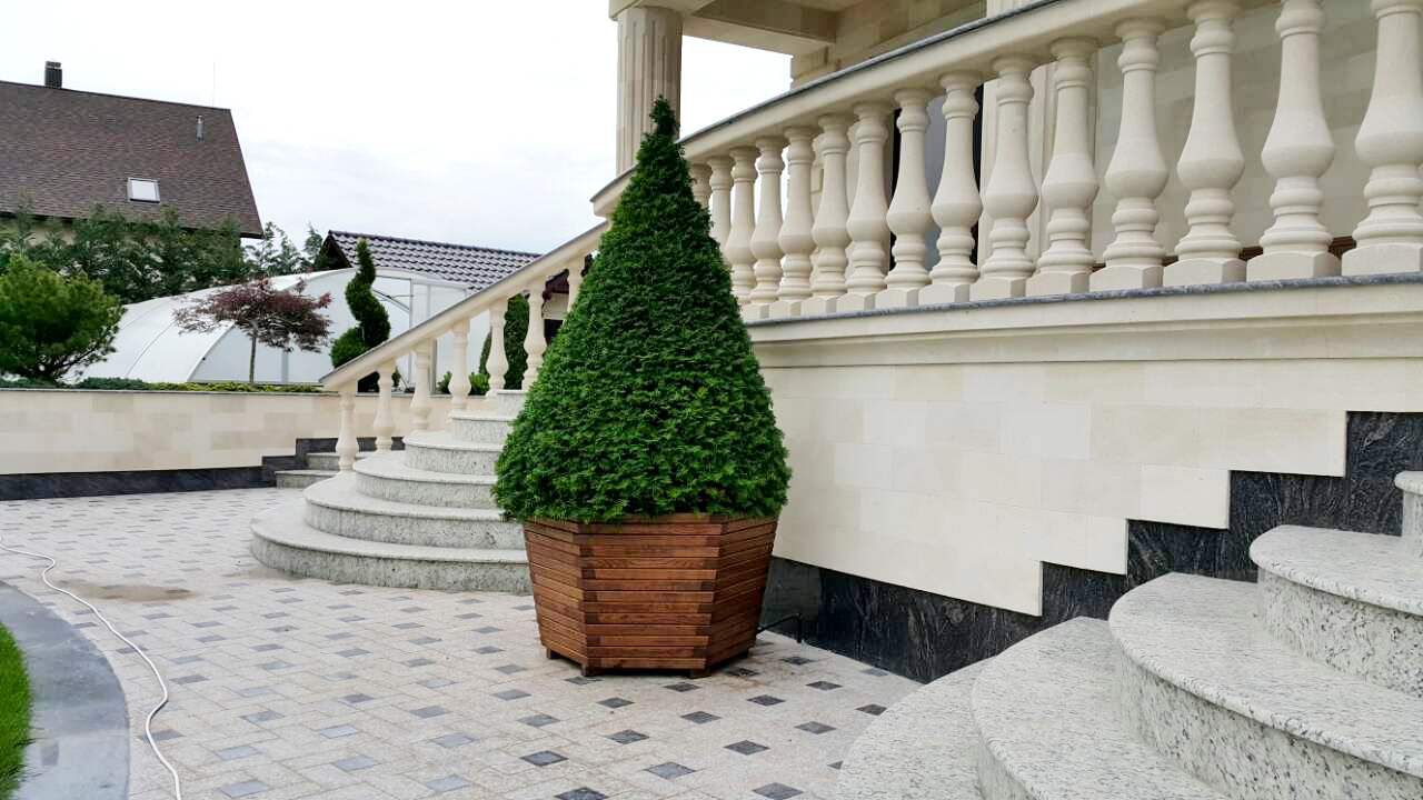 Компания "Avantaj AV" Предлагает:  цветники разных конфигураций. Будки для ваших питомцев фото 2