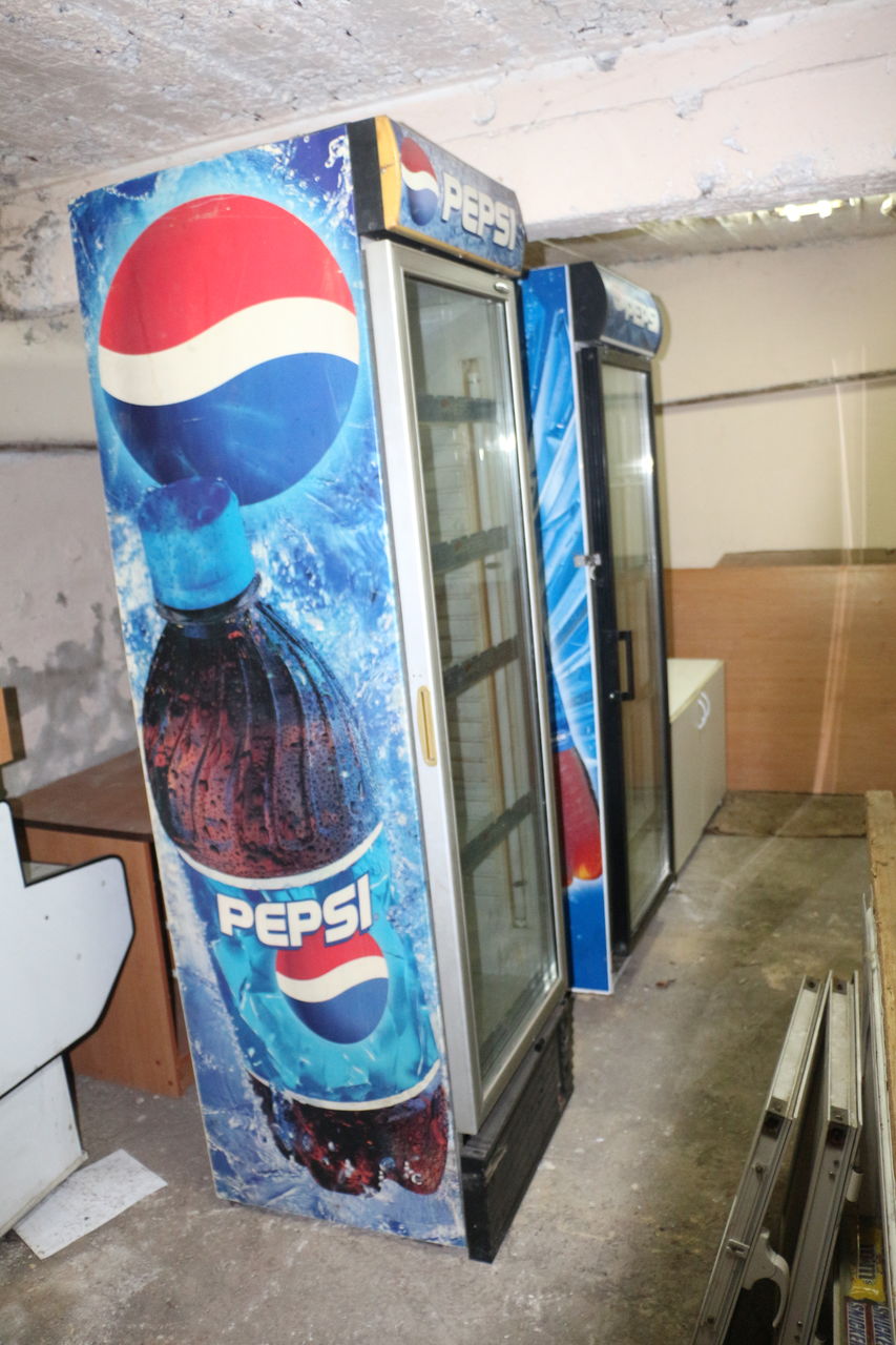Вертикальный холодильник-витрина для напитков "Pepsi". Корзины для ...